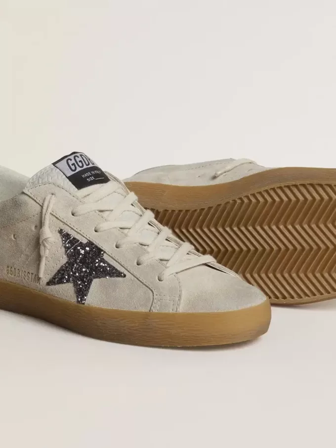 Super-Star para mujer en ante gris hielo con estrella plateada brillante y lengüeta de cuero en el talón. Super-Star para mujer en ante gris hielo con estrella plateada brillante y lengüeta de cuero en el talón.