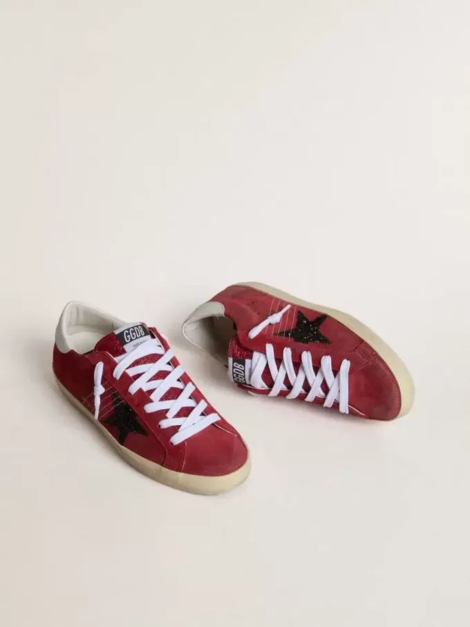Super-Star para mujer en ante rojo con estrella brillante y lengüeta blanca en el talón Super-Star para mujer en ante rojo con estrella brillante y lengüeta blanca en el talón