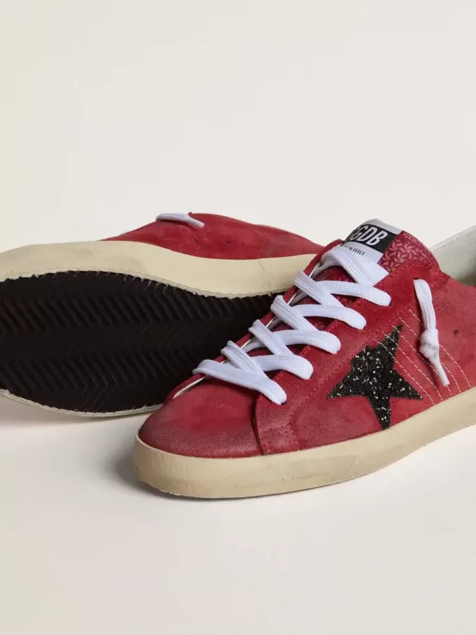 Super-Star para mujer en ante rojo con estrella brillante y lengüeta blanca en el talón Super-Star para mujer en ante rojo con estrella brillante y lengüeta blanca en el talón