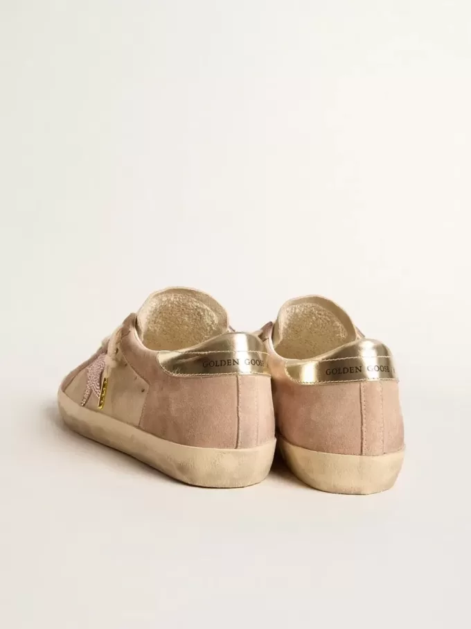 Super-Star para mujer en ante rosa pálido con estrella de ante y lengüeta del talón en platino Super-Star para mujer en ante rosa pálido con estrella de ante y lengüeta del talón en platino