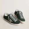 Super-Star para mujer en ante verde, estrella plateada brillante y lengüeta de cuero en el talón Super-Star para mujer en ante verde, estrella plateada brillante y lengüeta de cuero en el talón