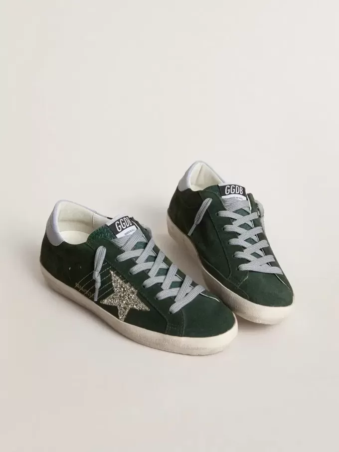 Super-Star para mujer en ante verde, estrella plateada brillante y lengüeta de cuero en el talón Super-Star para mujer en ante verde, estrella plateada brillante y lengüeta de cuero en el talón