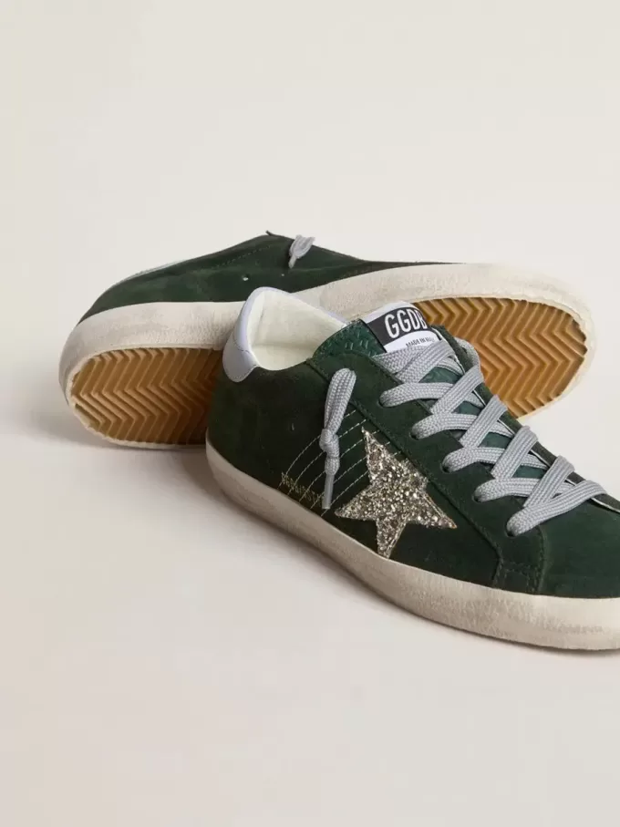 Super-Star para mujer en ante verde, estrella plateada brillante y lengüeta de cuero en el talón Super-Star para mujer en ante verde, estrella plateada brillante y lengüeta de cuero en el talón