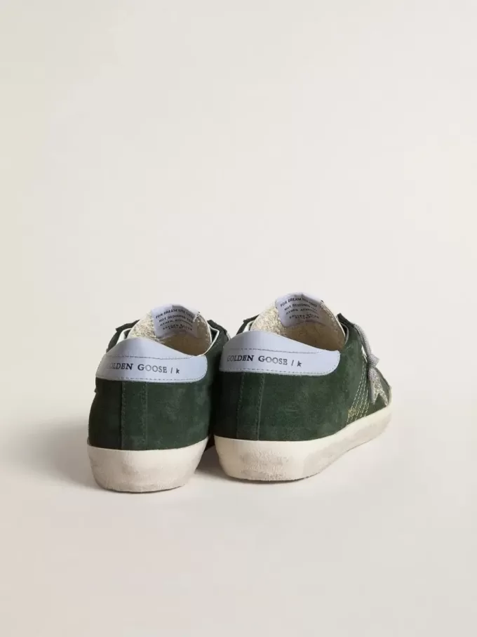 Super-Star para mujer en ante verde, estrella plateada brillante y lengüeta de cuero en el talón Super-Star para mujer en ante verde, estrella plateada brillante y lengüeta de cuero en el talón