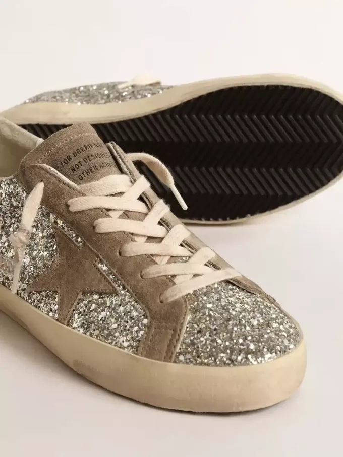 Super-Star para mujer en brillo platino con estrella de ante gris paloma Super-Star para mujer en brillo platino con estrella de ante gris paloma