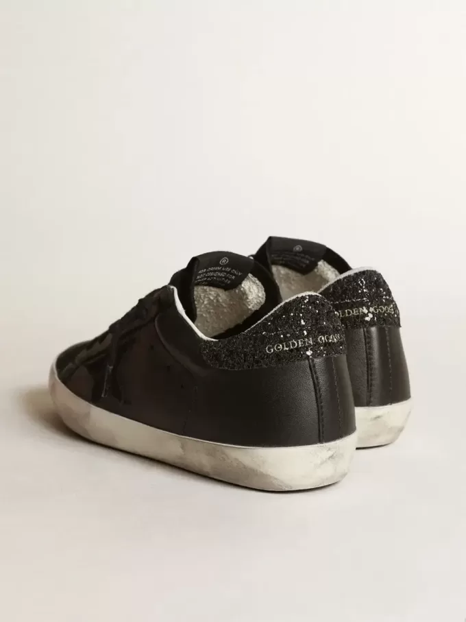 Super-Star para mujer en napa negra con estrella negra y lengüeta brillante en el talón Super-Star para mujer en napa negra con estrella negra y lengüeta brillante en el talón