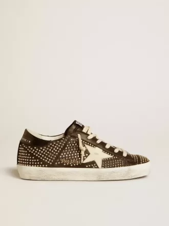 Super-Star para mujer en napa negra con tachuelas y estrella de piel blanca Super-Star para mujer en napa negra con tachuelas y estrella de piel blanca