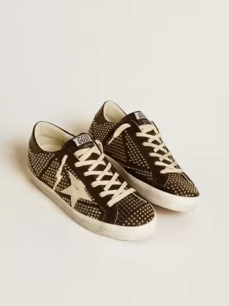 Super-Star para mujer en napa negra con tachuelas y estrella de piel blanca Super-Star para mujer en napa negra con tachuelas y estrella de piel blanca