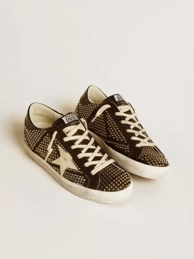 Super-Star para mujer en napa negra con tachuelas y estrella de piel blanca Super-Star para mujer en napa negra con tachuelas y estrella de piel blanca
