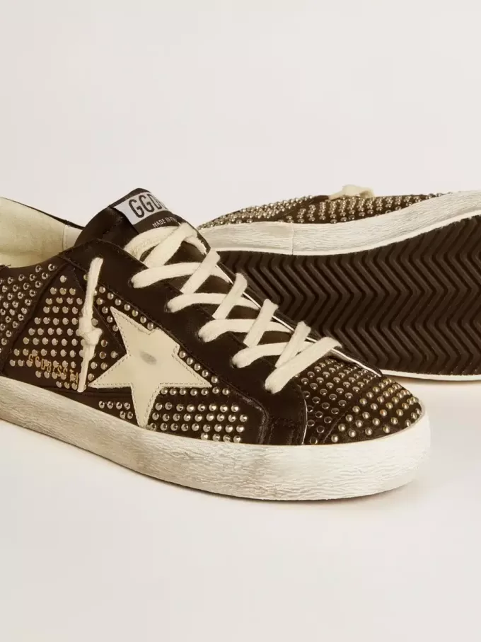 Super-Star para mujer en napa negra con tachuelas y estrella de piel blanca Super-Star para mujer en napa negra con tachuelas y estrella de piel blanca