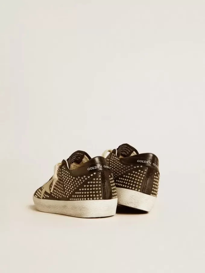 Super-Star para mujer en napa negra con tachuelas y estrella de piel blanca Super-Star para mujer en napa negra con tachuelas y estrella de piel blanca