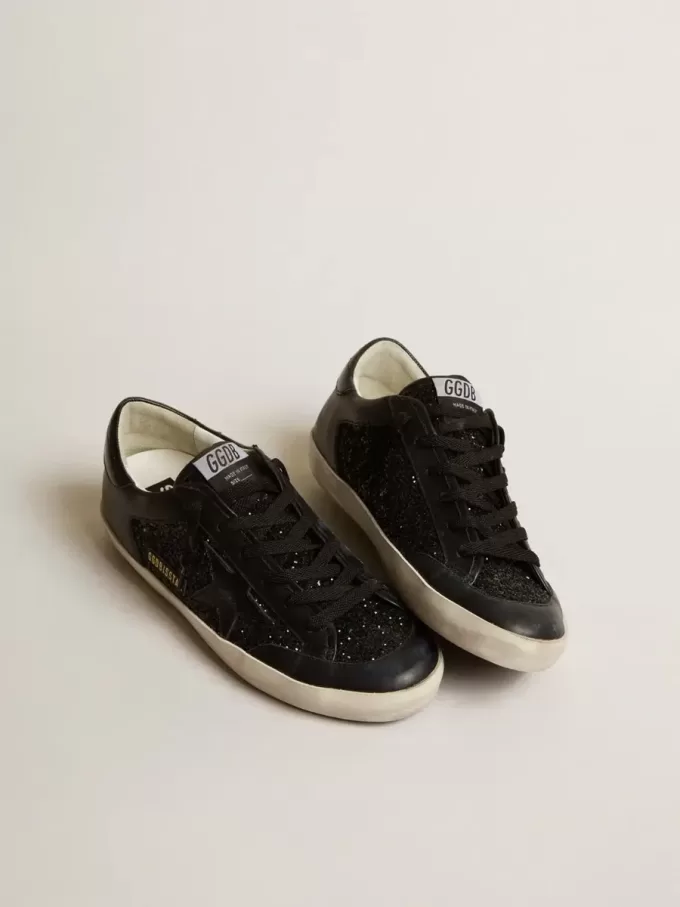 Super-Star para mujer en napa negra y purpurina con estrella de cuero negro brillante Super-Star para mujer en napa negra y purpurina con estrella de cuero negro brillante