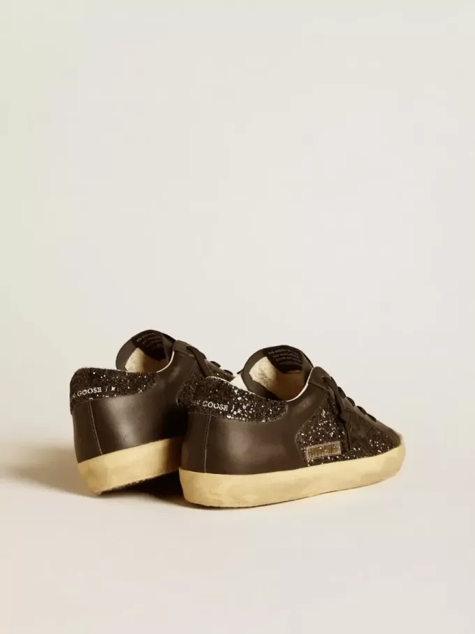 Super-Star para mujer en negro brillante con estrella de ante negro e inserciones de cuero Super-Star para mujer en negro brillante con estrella de ante negro e inserciones de cuero