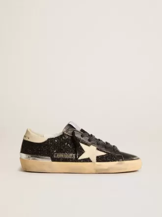 Super-Star para mujer en negro brillante y napa con estrella y lengüeta del talón en piel color crema. Super-Star para mujer en negro brillante y napa con estrella y lengüeta del talón en piel color crema.