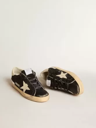 Super-Star para mujer en negro brillante y napa con estrella y lengüeta del talón en piel color crema. Super-Star para mujer en negro brillante y napa con estrella y lengüeta del talón en piel color crema.