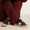 Super-Star para mujer en negro brillante y napa con estrella y lengüeta del talón en piel color crema. Super-Star para mujer en negro brillante y napa con estrella y lengüeta del talón en piel color crema.