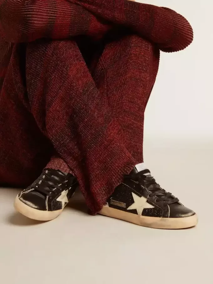 Super-Star para mujer en negro brillante y napa con estrella y lengüeta del talón en piel color crema. Super-Star para mujer en negro brillante y napa con estrella y lengüeta del talón en piel color crema.