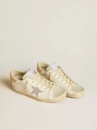 Super-Star para mujer en piel con estrella de cristal Swarovski y lengüeta en el talón Super-Star para mujer en piel con estrella de cristal Swarovski y lengüeta en el talón
