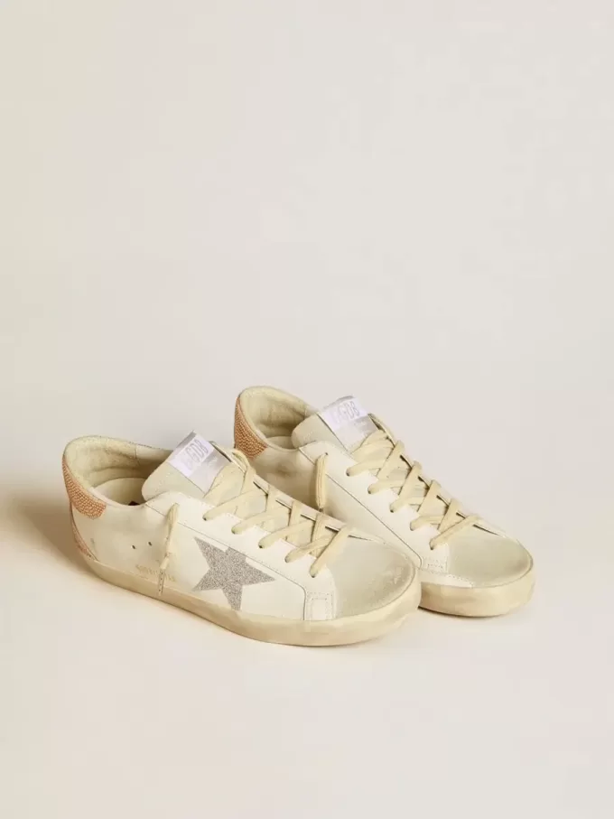 Super-Star para mujer en piel con estrella de cristal Swarovski y lengüeta en el talón Super-Star para mujer en piel con estrella de cristal Swarovski y lengüeta en el talón