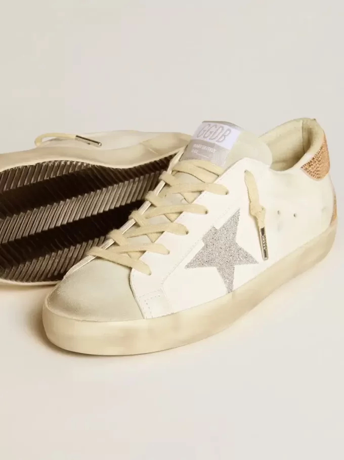 Super-Star para mujer en piel con estrella de cristal Swarovski y lengüeta en el talón Super-Star para mujer en piel con estrella de cristal Swarovski y lengüeta en el talón