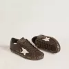 Super-Star para mujer en piel marrón oscuro con estrella y tachuelas en ante color crema Super-Star para mujer en piel marrón oscuro con estrella y tachuelas en ante color crema