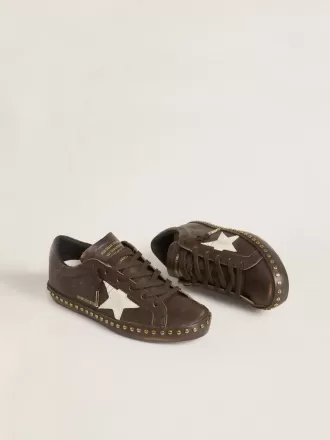 Super-Star para mujer en piel marrón oscuro con estrella y tachuelas en ante color crema Super-Star para mujer en piel marrón oscuro con estrella y tachuelas en ante color crema