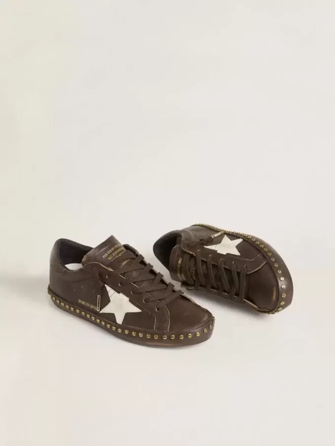 Super-Star para mujer en piel marrón oscuro con estrella y tachuelas en ante color crema Super-Star para mujer en piel marrón oscuro con estrella y tachuelas en ante color crema