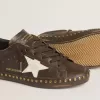Super-Star para mujer en piel marrón oscuro con estrella y tachuelas en ante color crema Super-Star para mujer en piel marrón oscuro con estrella y tachuelas en ante color crema