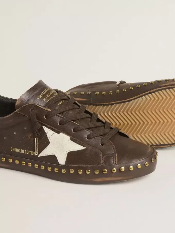 Super-Star para mujer en piel marrón oscuro con estrella y tachuelas en ante color crema Super-Star para mujer en piel marrón oscuro con estrella y tachuelas en ante color crema