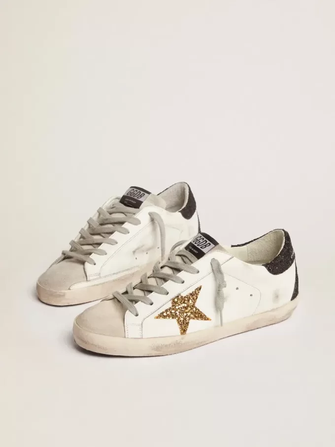 Super-Star para mujer en piel napa con estrella dorada brillante y lengüeta negra brillante en el talón Super-Star para mujer en piel napa con estrella dorada brillante y lengüeta negra brillante en el talón