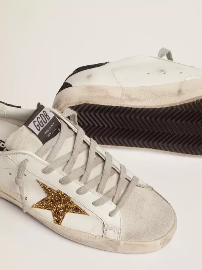 Super-Star para mujer en piel napa con estrella dorada brillante y lengüeta negra brillante en el talón Super-Star para mujer en piel napa con estrella dorada brillante y lengüeta negra brillante en el talón