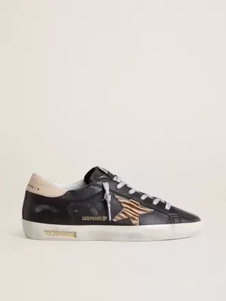 Super-Star para mujer en piel napa negra con estrella de piel de potro con estampado de cebra y lengüeta del talón en piel beige. Super-Star para mujer en piel napa negra con estrella de piel de potro con estampado de cebra y lengüeta del talón en piel beige.