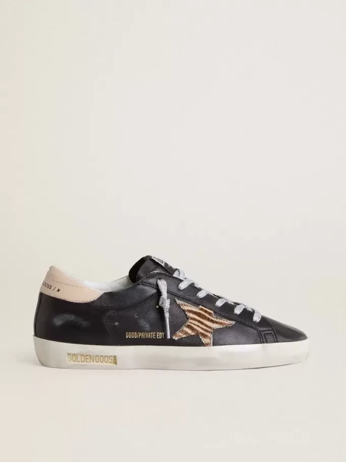 Super-Star para mujer en piel napa negra con estrella de piel de potro con estampado de cebra y lengüeta del talón en piel beige. Super-Star para mujer en piel napa negra con estrella de piel de potro con estampado de cebra y lengüeta del talón en piel beige.