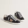 Super-Star para mujer en piel napa negra con estrella de piel de potro con estampado de cebra y lengüeta del talón en piel beige. Super-Star para mujer en piel napa negra con estrella de piel de potro con estampado de cebra y lengüeta del talón en piel beige.