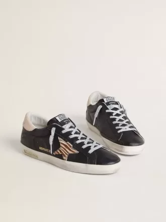 Super-Star para mujer en piel napa negra con estrella de piel de potro con estampado de cebra y lengüeta del talón en piel beige. Super-Star para mujer en piel napa negra con estrella de piel de potro con estampado de cebra y lengüeta del talón en piel beige.