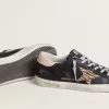 Super-Star para mujer en piel napa negra con estrella de piel de potro con estampado de cebra y lengüeta del talón en piel beige. Super-Star para mujer en piel napa negra con estrella de piel de potro con estampado de cebra y lengüeta del talón en piel beige.