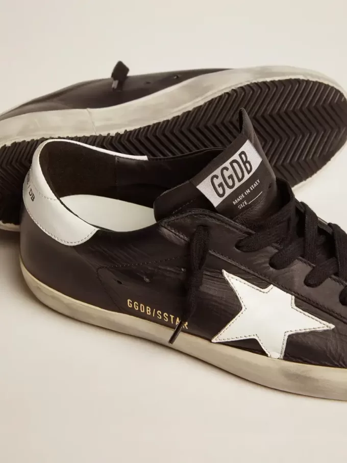 Super-Star para mujer en piel negra con estrella y lengüeta en el talón en piel blanca Super-Star para mujer en piel negra con estrella y lengüeta en el talón en piel blanca