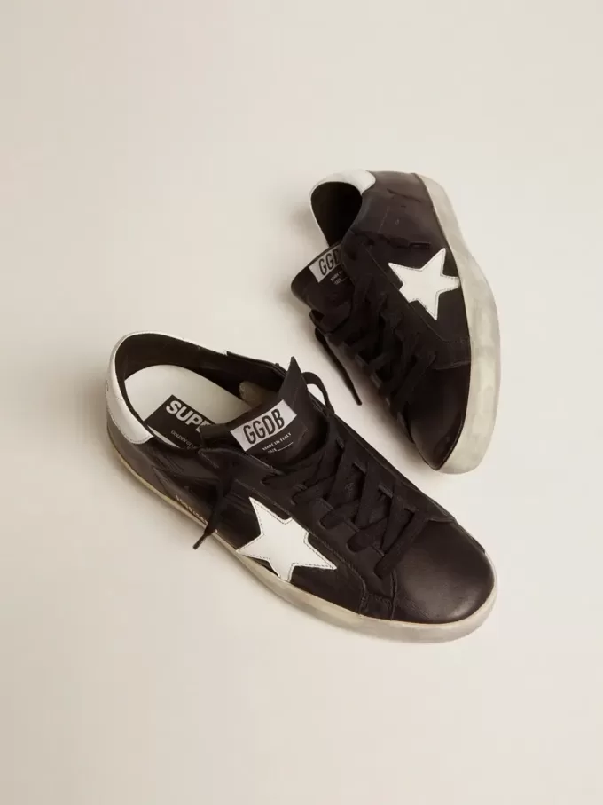 Super-Star para mujer en piel negra con estrella y lengüeta en el talón en piel blanca Super-Star para mujer en piel negra con estrella y lengüeta en el talón en piel blanca
