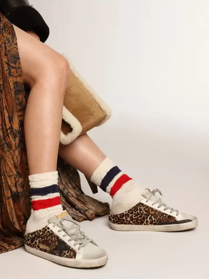 Super-Star Sabot para mujer en piel de potro con estampado de leopardo y estrella negra Super-Star Sabot para mujer en piel de potro con estampado de leopardo y estrella negra
