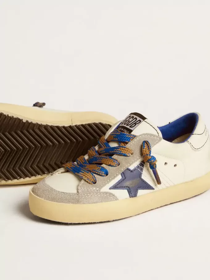 Super-Star Young con estrella de cuero azul e inserciones de ante gris hielo