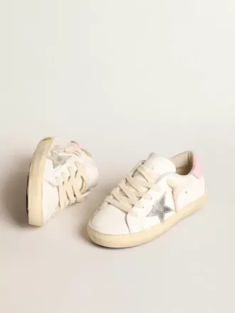 Super-Star Young con estrella de cuero plateada y lengüeta rosa en el talón