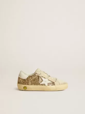 Super-Star Young en dorado brillante con estrella y lengüeta en el talón de cuero blanco