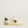 Super-Star Young en napa con estrella de ante y lengüeta verde en el talón