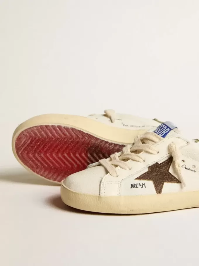 Super-Star Young en napa con estrella de ante y lengüeta verde en el talón