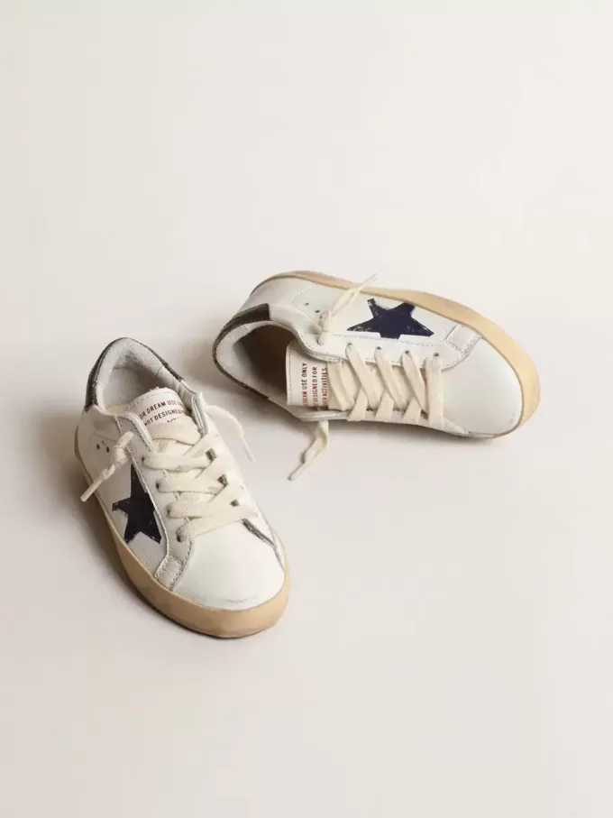 Super-Star Young en napa con estrella estampada y lengüeta negra en el talón