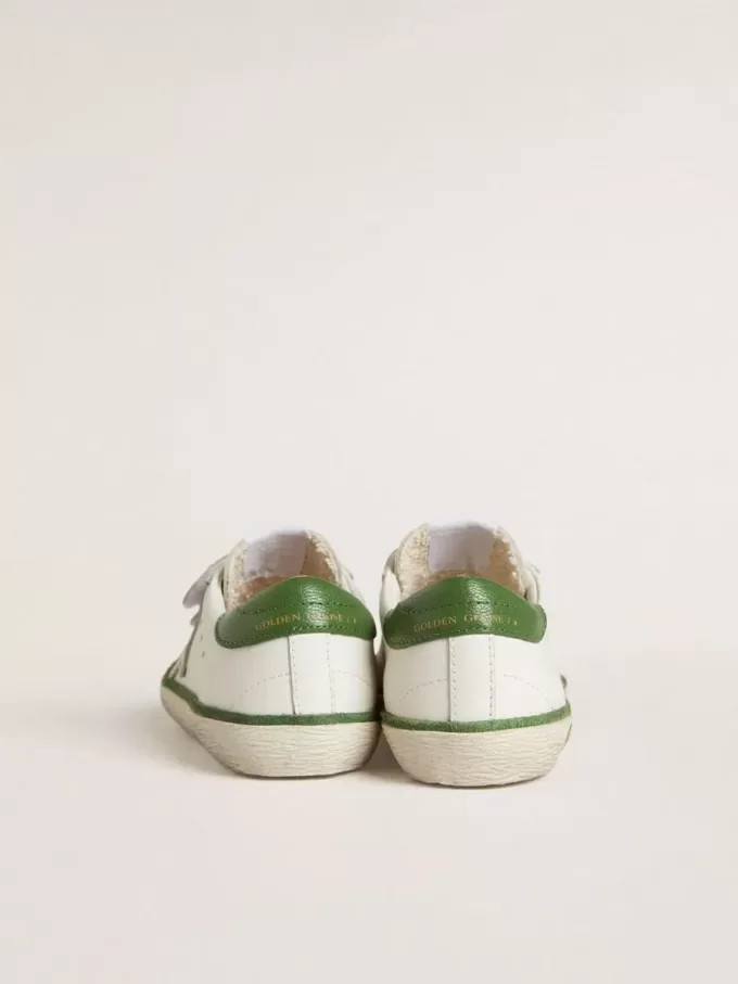 Teen Old School en piel blanca con lengüeta en el talón de napa verde e inserción verde Teen Old School en piel blanca con lengüeta en el talón de napa verde e inserción verde