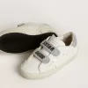 Teen Old School en piel blanca con lengüeta y tiras en el talón con cristales Swarovski plateados Teen Old School en piel blanca con lengüeta y tiras en el talón con cristales Swarovski plateados