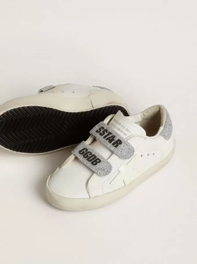 Teen Old School en piel blanca con lengüeta y tiras en el talón con cristales Swarovski plateados Teen Old School en piel blanca con lengüeta y tiras en el talón con cristales Swarovski plateados