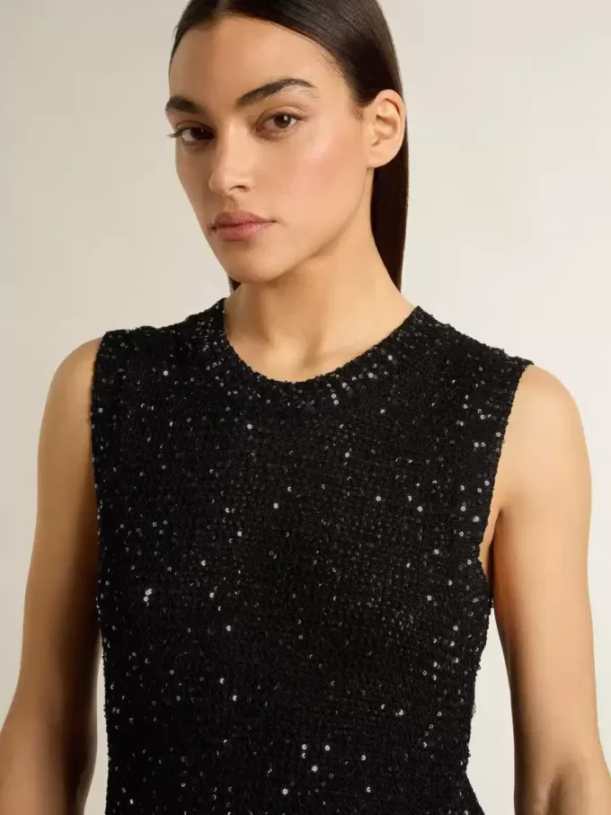 Top de malla negra con lentejuelas y detalles en contraste Top de malla negra con lentejuelas y detalles en contraste
