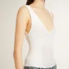 Top sin mangas bordado con ribetes desgastados en color blanco Top sin mangas bordado con ribetes desgastados en color blanco